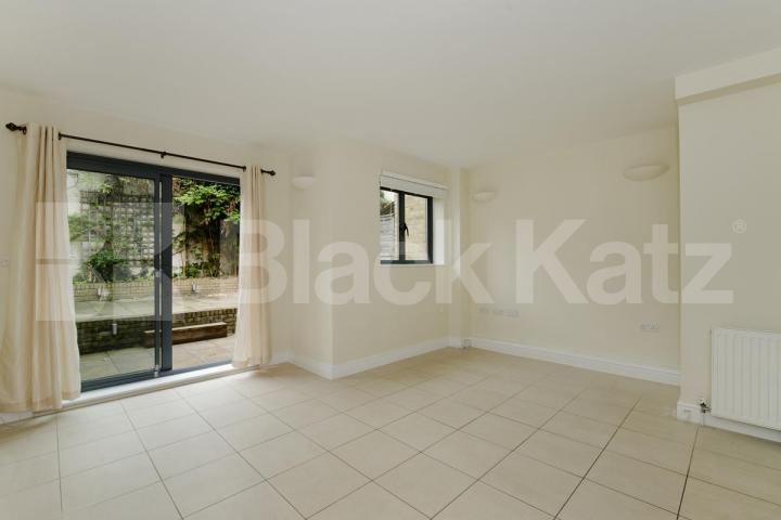			STUNNING MEWS HOUSE, 2 Bedroom, 1 bath, 1 reception Mews House			 Liverpool Road, ANGEL-HIGHBURY-ISLINGTON